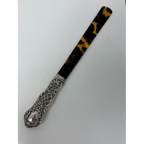7 - An Edwardian silver handled paper knife/page turner, London 1904, with tortoiseshell turner -