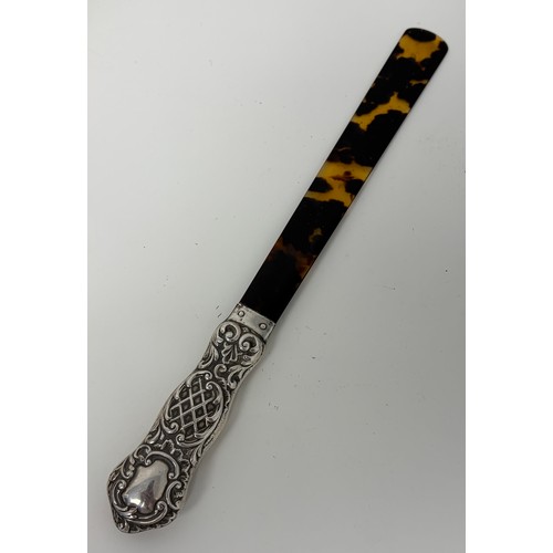 7 - An Edwardian silver handled paper knife/page turner, London 1904, with tortoiseshell turner -