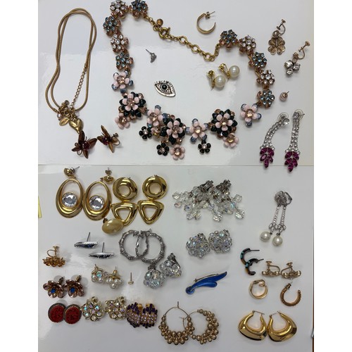 50 - A bag of vintage costume jewellery, including earrings and earclips, silver and enamel brooch (a/f),... 