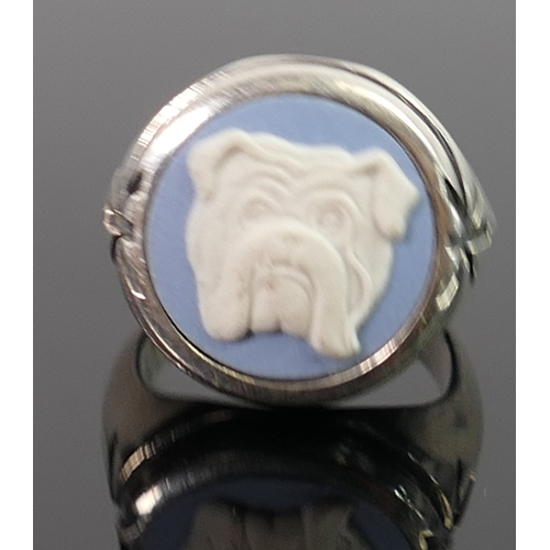 409 - Silver Wedgwood blue Jasperware bulldog ring: size K/L, 9.4g.