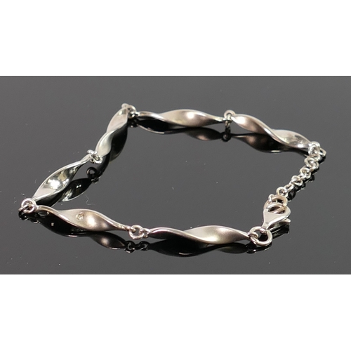 416 - Silver ladies modern bracelet 8.1g: