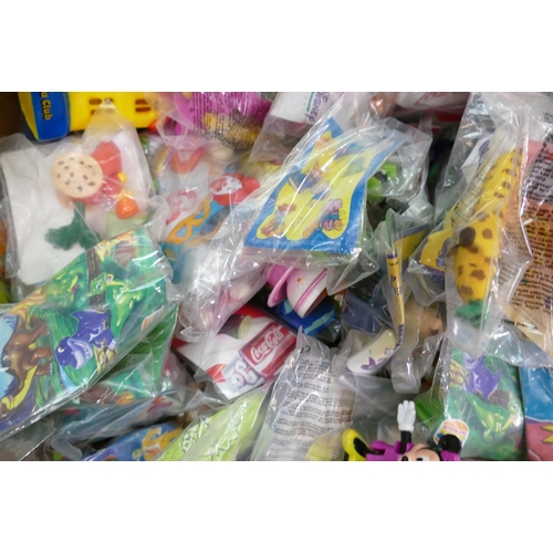 756 - A mixed collection of Mcdonald/ Burger king happy meals toys to include: The land before time, Caspe... 