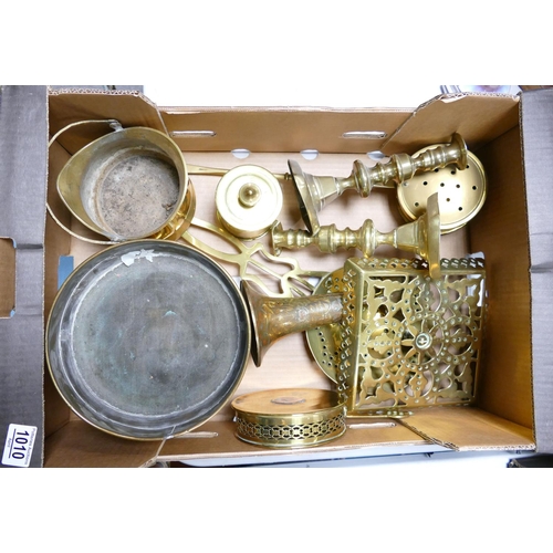 1010 - A collection of brass ware to include: candlesticks, stacking drainers, miniature coal bucket etc