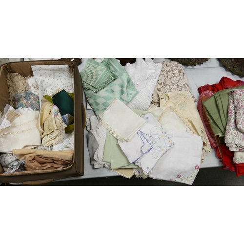 1035 - A large collection of Lace & Linen including curtains, table cloths, napkins etc