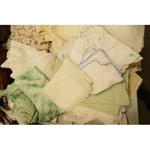 1035 - A large collection of Lace & Linen including curtains, table cloths, napkins etc