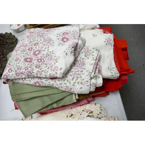 1035 - A large collection of Lace & Linen including curtains, table cloths, napkins etc