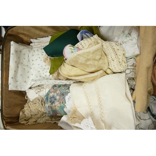 1035 - A large collection of Lace & Linen including curtains, table cloths, napkins etc