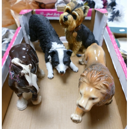 986 - A mixed collection of items to include: resin dogs, pottery animals etc