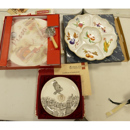 996 - Large Royal Worcester Boxed Evesham patterned entree dish: together with boxed Pomodori Pizza Dish &... 