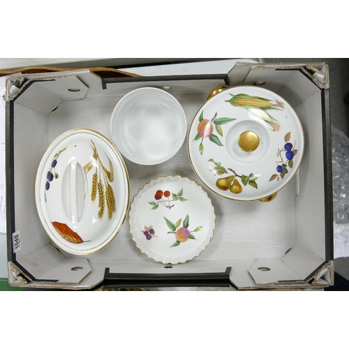 1048 - A collection of Royal Worcester Evesham pattern cook ware to include: lidded pots, flan dish etc