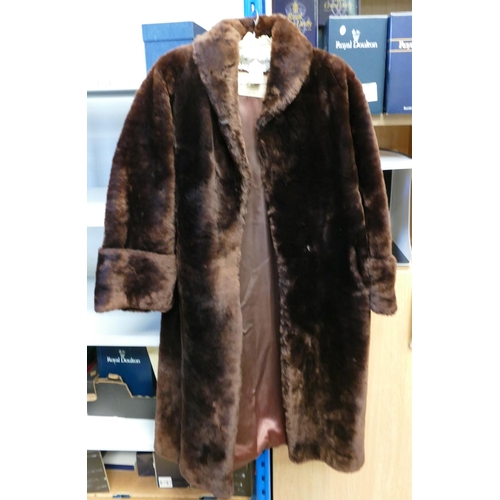 1037 - Fur coat size 12 14: Knee length brown.