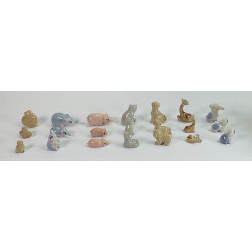 152 - A collection of Wade Happy Family sets: Comprising Dog, Pig, Elephant, Cat, Giraffe, Owl and Rabbit,... 