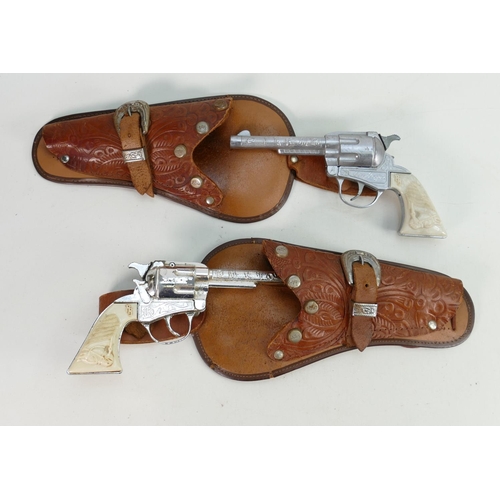 635 - Roy Rogers toy gun holsters belt and guns:
