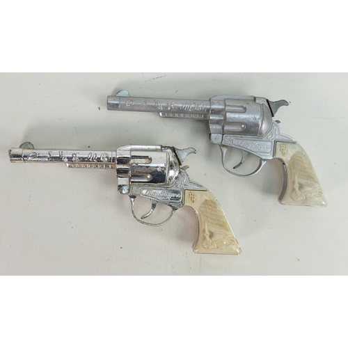 635 - Roy Rogers toy gun holsters belt and guns: