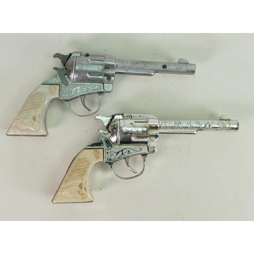 635 - Roy Rogers toy gun holsters belt and guns: