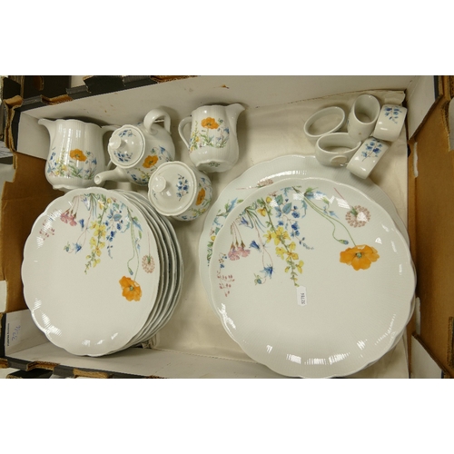 33 - A very Large Collection of Seltmann Weiden Bavaria Floral decorated Tea & Dinner ware to include: di... 