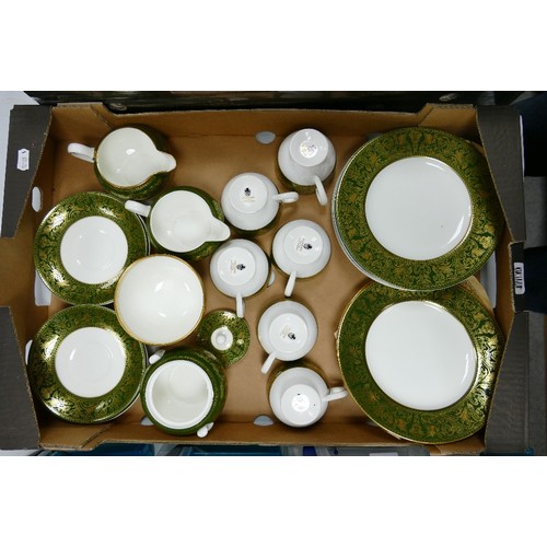 792 - Wedgwood Green Florentine tea ware: Including cups, saucers, side plates, milk jug x 2, sugar pot et... 