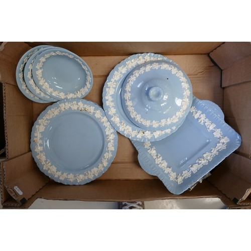 803 - A large collection of Wedgwood Queensware dinner & tea ware to include: Tureens, open vegetable dish... 