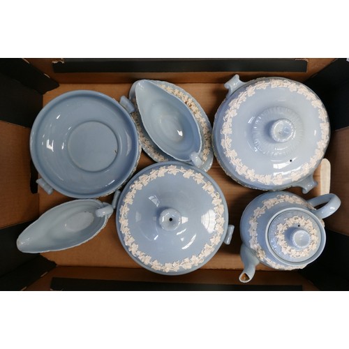 803 - A large collection of Wedgwood Queensware dinner & tea ware to include: Tureens, open vegetable dish... 