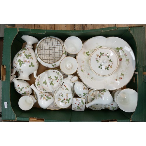 810 - Large collection of Wedgwood Wild Strawberry china: