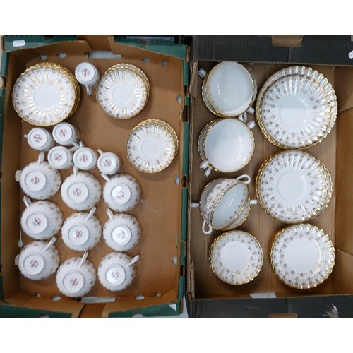 832 - A collection of Spode Fleur de Lys patterned tea & dinner ware to include: Coffee cups, tea cups, so... 