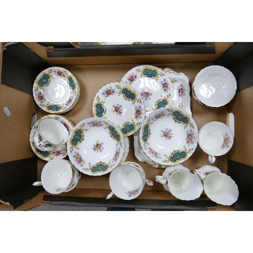 833 - Royal Albert Berkeley pattern tea & dinner ware: 28 pieces.