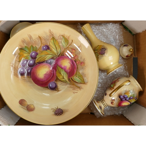 802 - A collection of Aynsley Orchard Gold items: Including large footed fruit bowl, 2 handled vase & cove... 