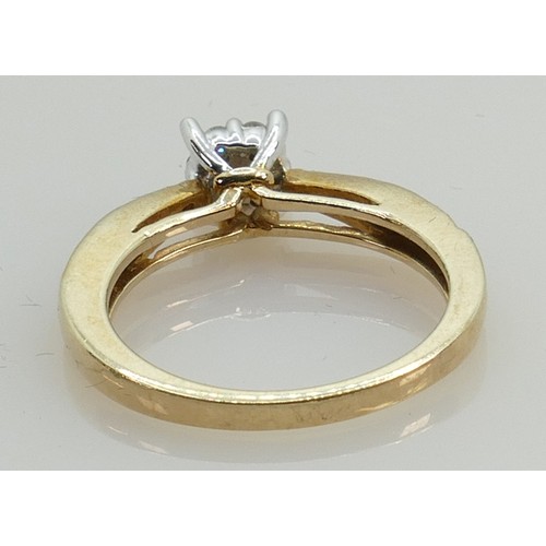 631 - Ladies 9ct gold dress ring: Set with Diamonds, 3.9g, size P.