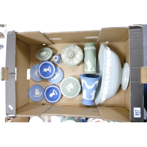 817 - A mixed collection of Wedgwood items to include: Sage Green lidded boxes, vase , Queensware bowl, Li... 