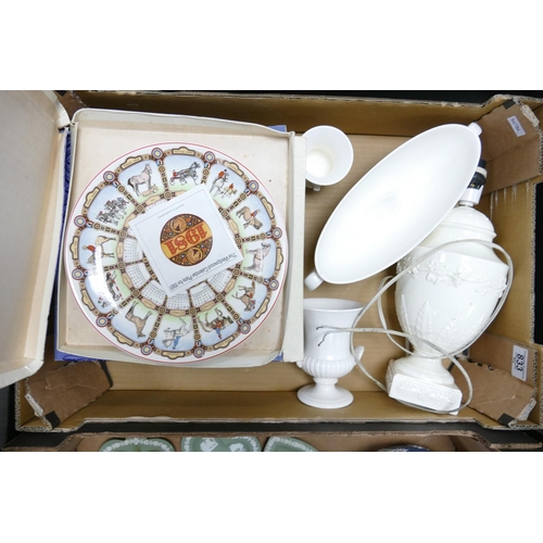 833 - A collection of Wedgwood items to include: lamp base, damage centerpiece bowl, calendar plates etc