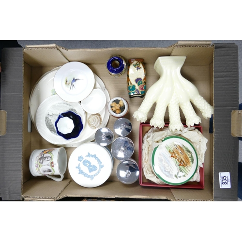 835 - A mixed collection of items to include: Wedgwood posy holder, boxed Spode Hunting theme box, Crown S... 