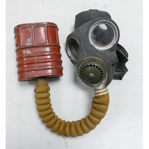 840 - WW2 Era Gas Mask: