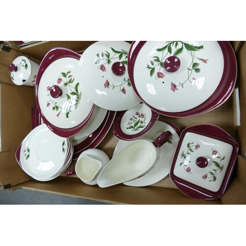 952 - A large collection of Wedgwood Mayfield patterned Floral Tea & Dinner Ware including, tea set, dinne... 