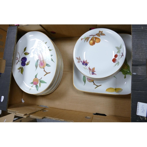 962 - Royal Worcester Evesham patterned Dinner Ware including: 5 Asparagus dishes, oval steak plates, dinn... 