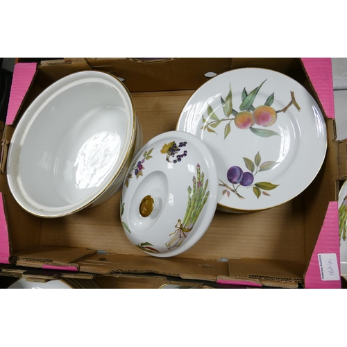 962 - Royal Worcester Evesham patterned Dinner Ware including: 5 Asparagus dishes, oval steak plates, dinn... 