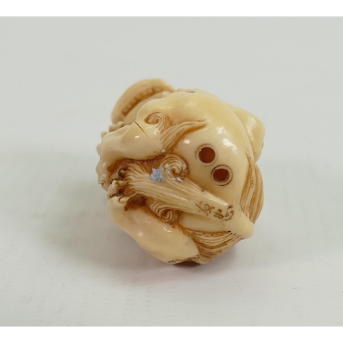 585 - 19th Century Chinese Carved Ivory Mythical Beast Netsuke : height 4.3cm