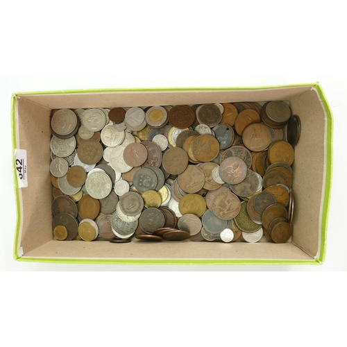 642 - A collection of various vintage coins: including old pennies, foreign coins etc