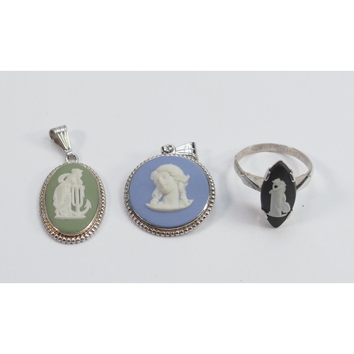 705 - Wedgwood sterling silver jewellery 2 x pendants and a ring: Overall heights 33mm & 36mm appx., UK ri... 