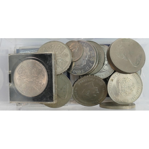 595a - A collection of commemorative crowns and other coins (25):