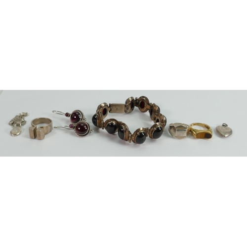 700 - Assortment of silver & gem set jewellery: Gross weight 89g, includes garnet set bracelet & earrings,... 