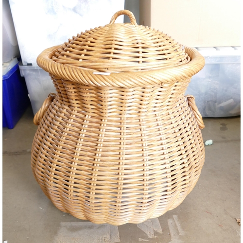 780c - Large Wicker Laundry Basket: