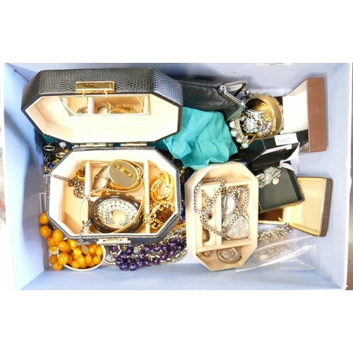 604 - A good collection of vintage ladies costume jewellery: including 9ct brooch, silver neckchain, beads... 