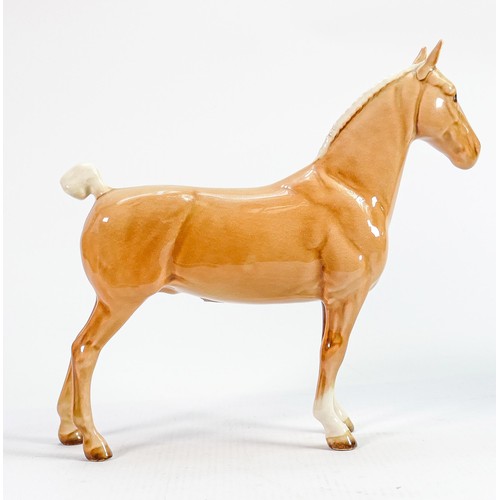 163 - Beswick rare Palomino Hackney horse 1361: Early light palomino colours.