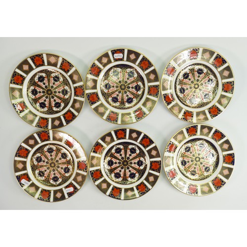 604 - 11 x Royal Crown Derby Old Imari pattern 1128 mid size plates: In excellent condition, measuring 21.... 