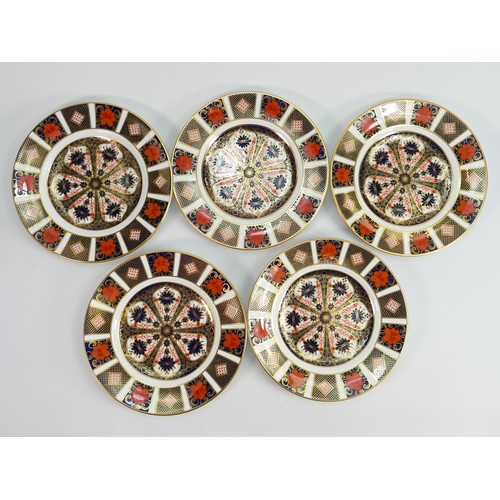 604 - 11 x Royal Crown Derby Old Imari pattern 1128 mid size plates: In excellent condition, measuring 21.... 