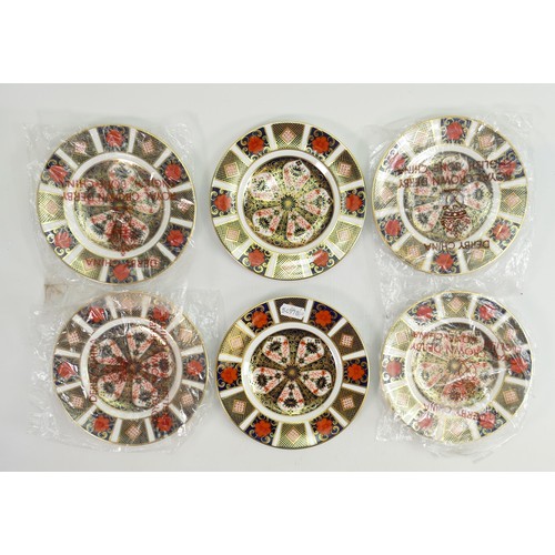 605 - 6 x Royal Crown Derby Old Imari pattern 1128 small size plates: In excellent condition, measuring 15... 