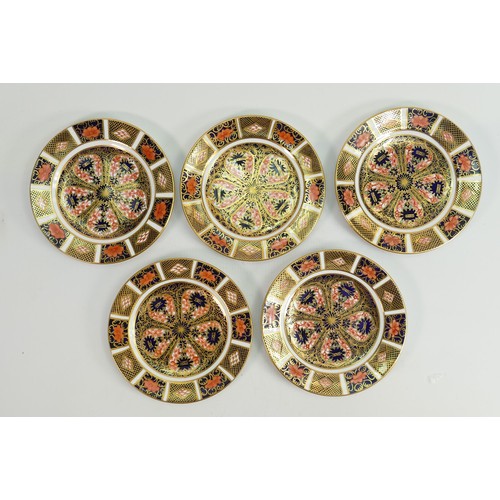 606 - 12 x Royal Crown Derby Old Imari pattern small size plates: In excellent condition, measuring 15.5cm... 