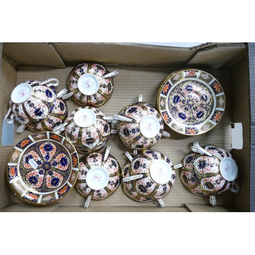 607 - 12 x Royal Crown Derby Old Imari pattern soup bowls and 13 x saucers: In excellent condition, all ma... 