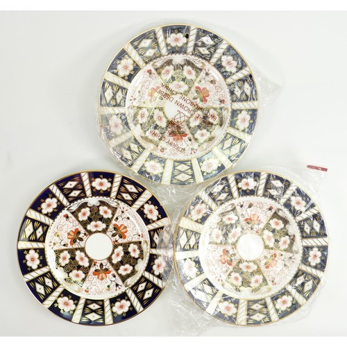 613 - 6 x Royal Crown Derby Traditional Imari 2451 pattern dinner plates:  Measuring 27cm wide. All in exc... 