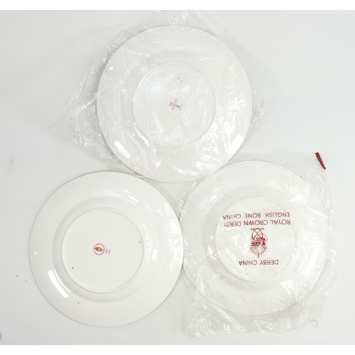 613 - 6 x Royal Crown Derby Traditional Imari 2451 pattern dinner plates:  Measuring 27cm wide. All in exc... 